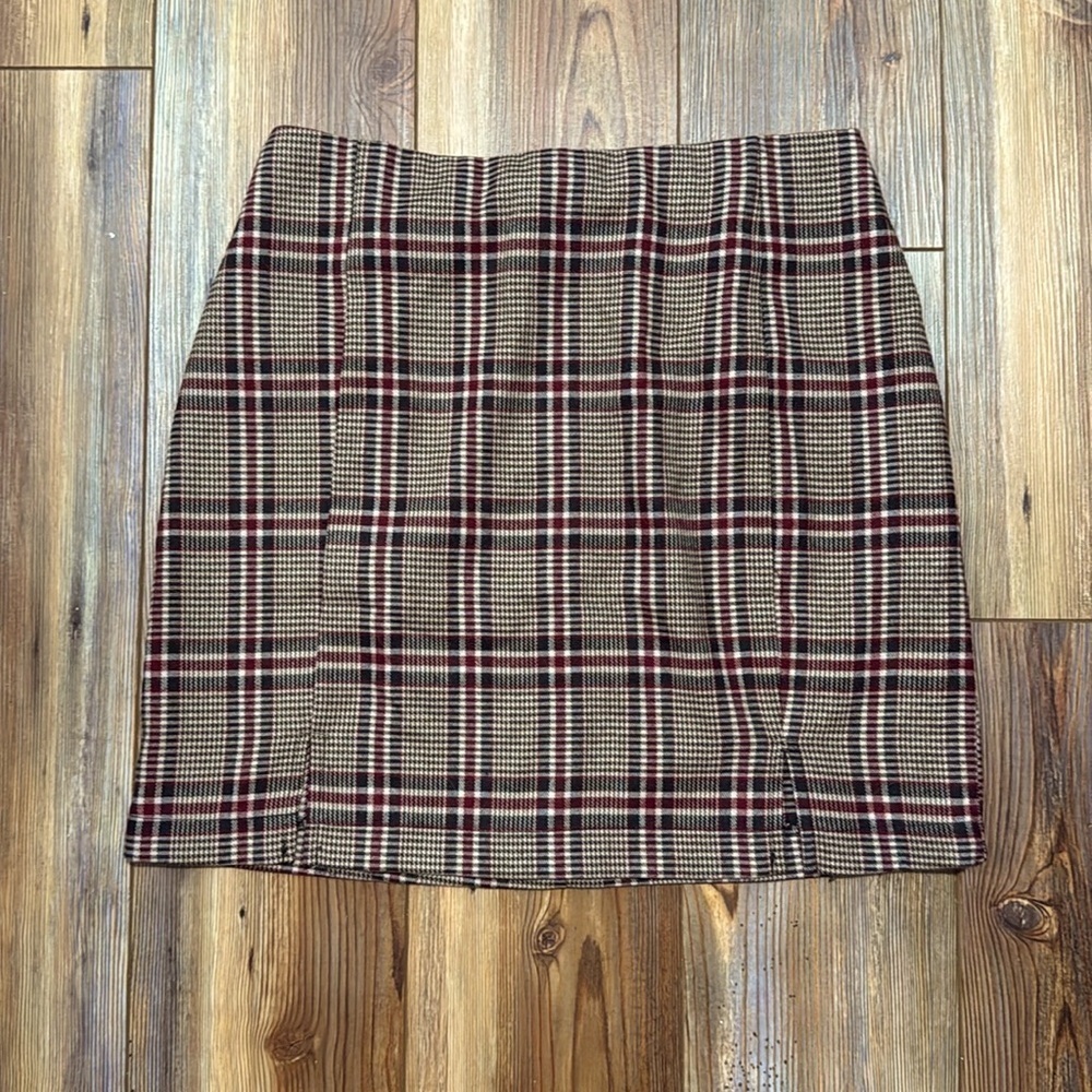 Love On A Hanger Plaid Mini Skirt Size 5 Maroon and Tan Plaid - Picture 3 of 6